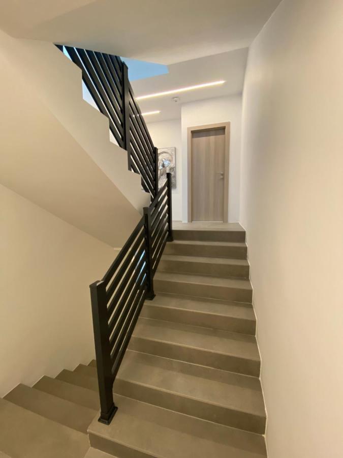 Apartmani Kumenat บีโอกราดนาโมรู ภายนอก รูปภาพ