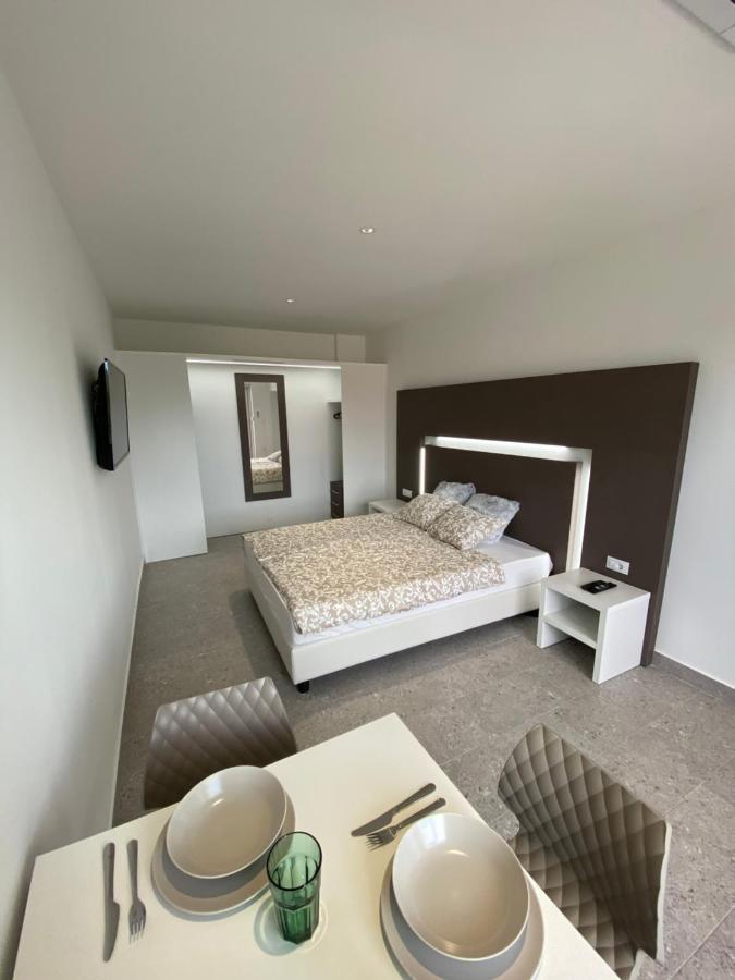 Apartmani Kumenat บีโอกราดนาโมรู ภายนอก รูปภาพ