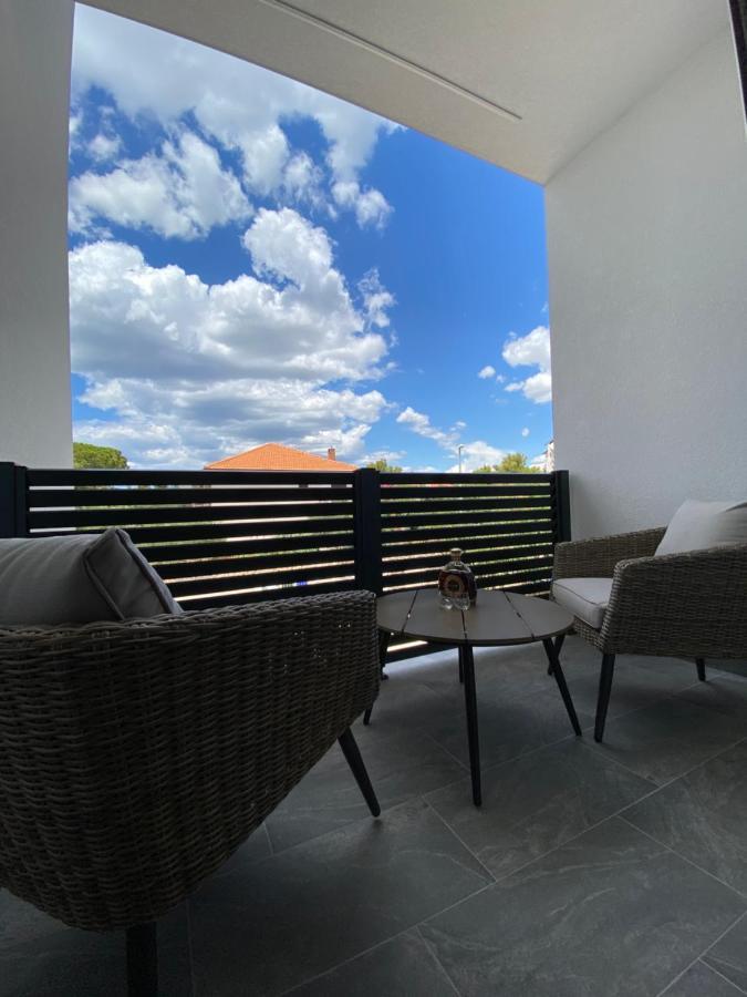 Apartmani Kumenat บีโอกราดนาโมรู ภายนอก รูปภาพ
