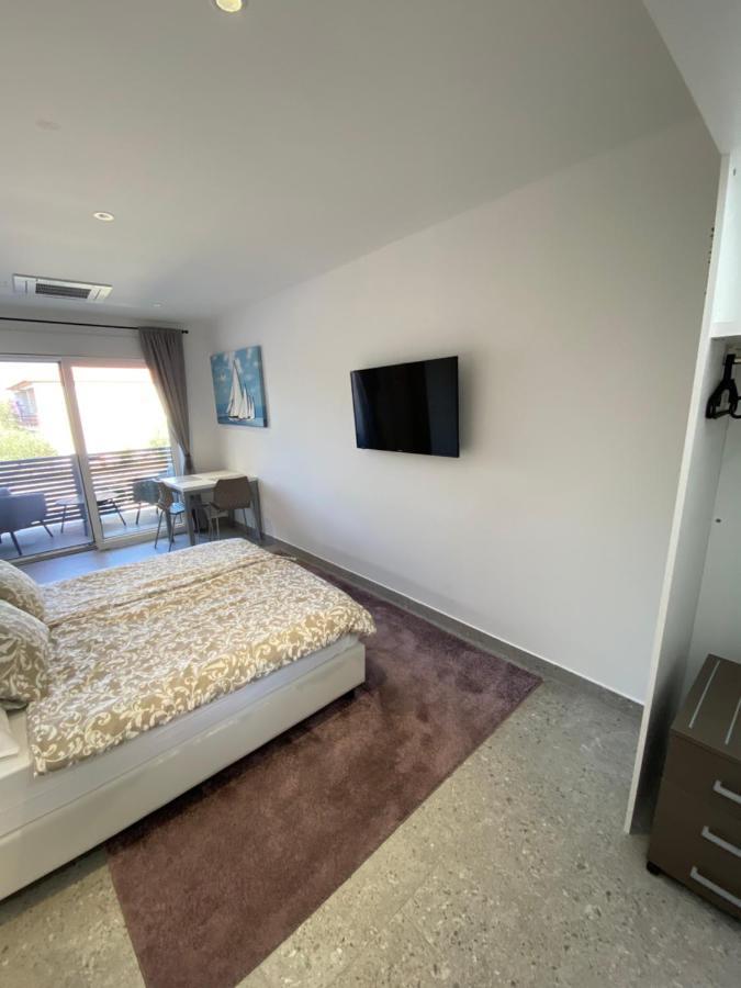 Apartmani Kumenat บีโอกราดนาโมรู ภายนอก รูปภาพ