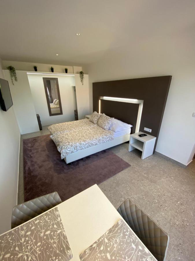Apartmani Kumenat บีโอกราดนาโมรู ภายนอก รูปภาพ