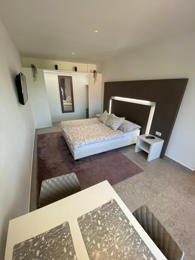 Apartmani Kumenat บีโอกราดนาโมรู ภายนอก รูปภาพ