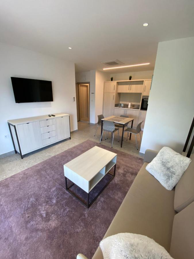 Apartmani Kumenat บีโอกราดนาโมรู ภายนอก รูปภาพ